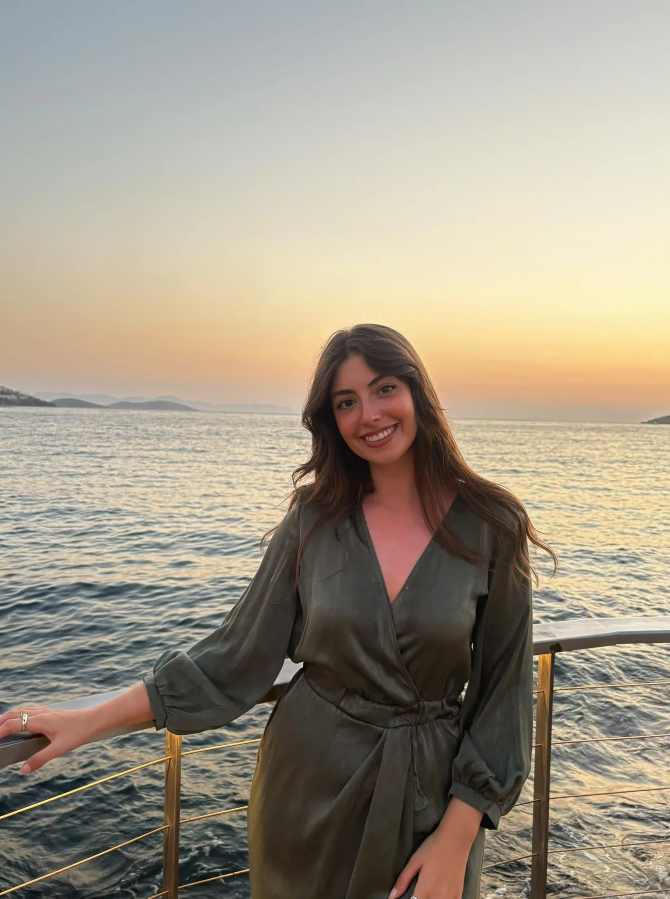 Deniz kıyısında Betül Beyza Dönmez