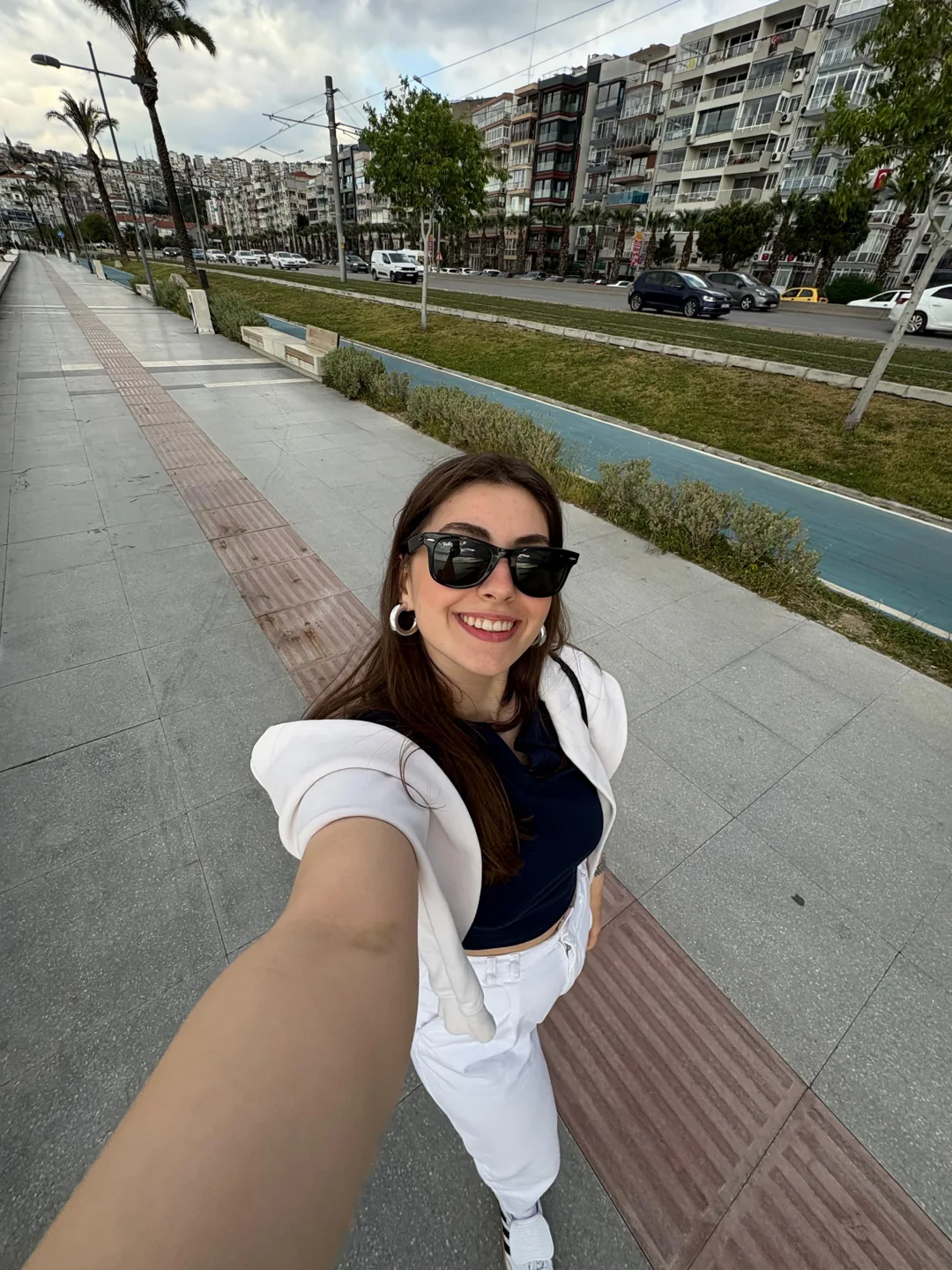 Açık havada yürüyüş yapan Betül Beyza Dönmez